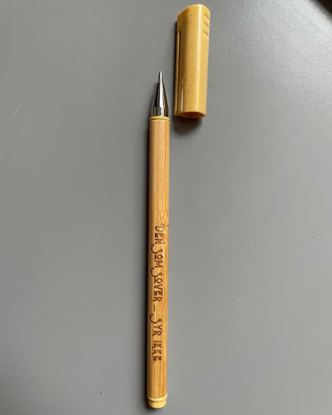 Silver pen - Marking span with silver ink for artificial leather, leather and vinyl
