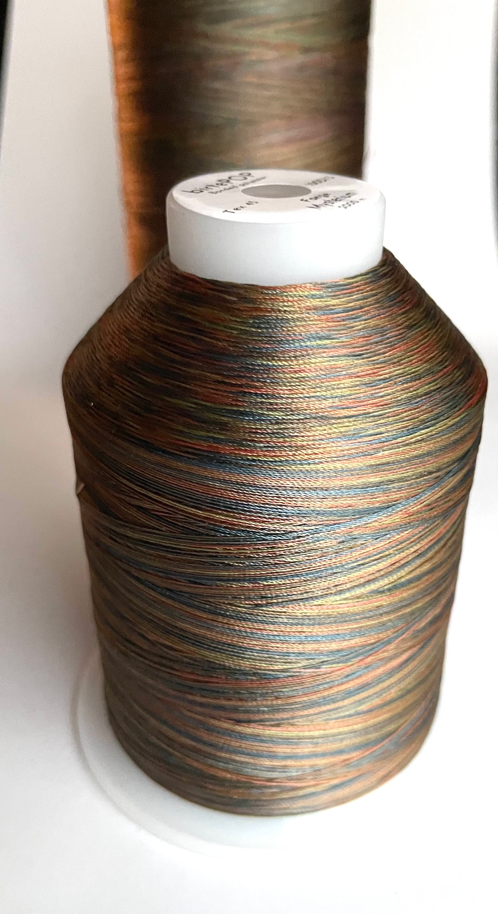 Flerfarget tråd - pastelltoner og siste nyhet i jordtoner